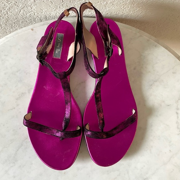 Sarah Jessica Parker SJP Metallic Purple T Strap Sandals - Picture 3 of 9